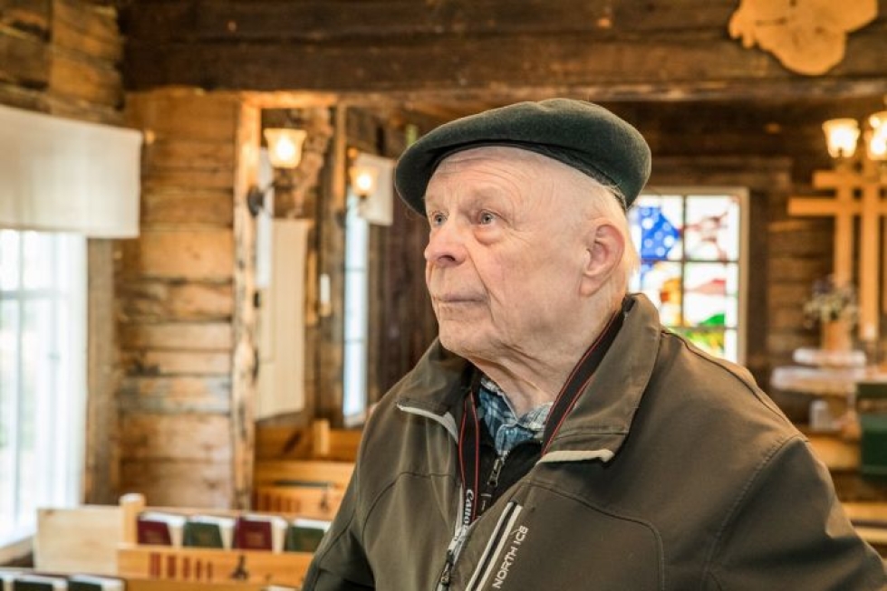Hannu Asikainen aloitti kirkkojen kuvaamisen vuonna 2003 jäätyään eläkkeelle. Pitkillä matkoilla kulkupelinä on ollut matkailuauto, viime kesänä Asikainen liikkui Pohjois-Karjalassa henkilöautolla.