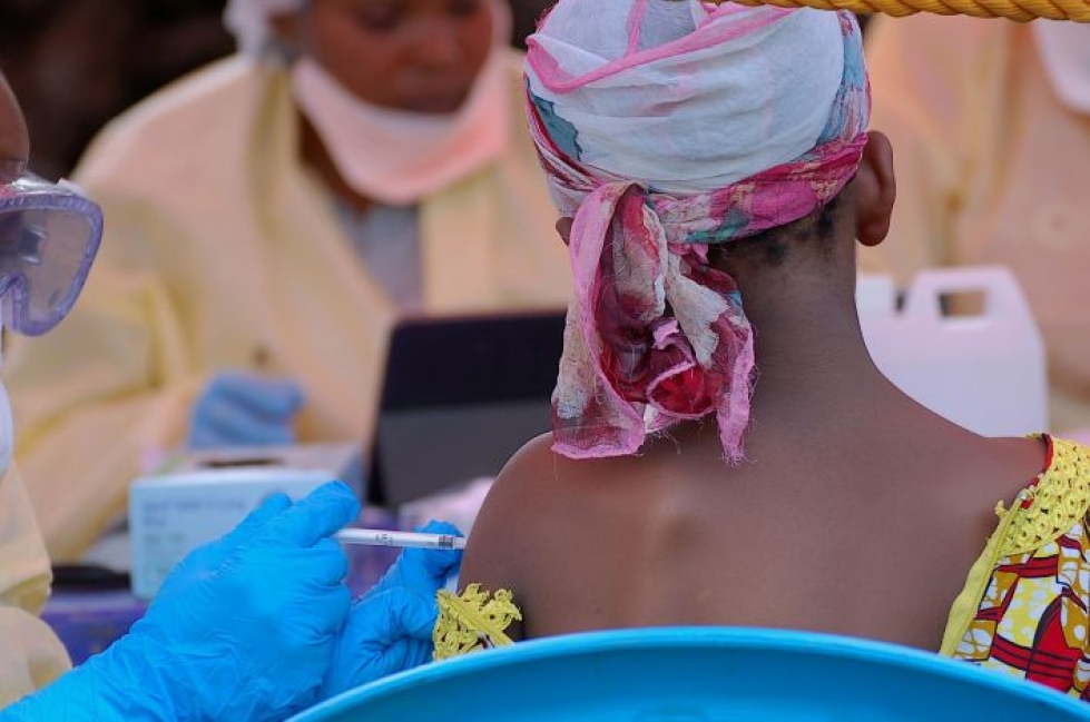 Lääkkeet ovat "ensimmäiset lääkkeet, jotka ovat tieteellisessä tutkimuksessa selvästi osoittaneet ebolaviruksen kantajien kuolleisuuden vähenemistä. Kuvassa tyttö saa ebolarokotteen Kongossa. LEHTIKUVA/AFP