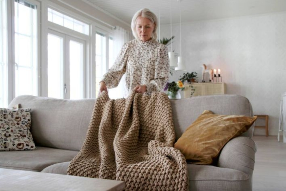 Riikka Forsell on tuonut syksy trendivärjä omaan kotiinsa tekstiileillä. Sinapinkeltainen ja ruskean eri sävyt ovat nyt in.