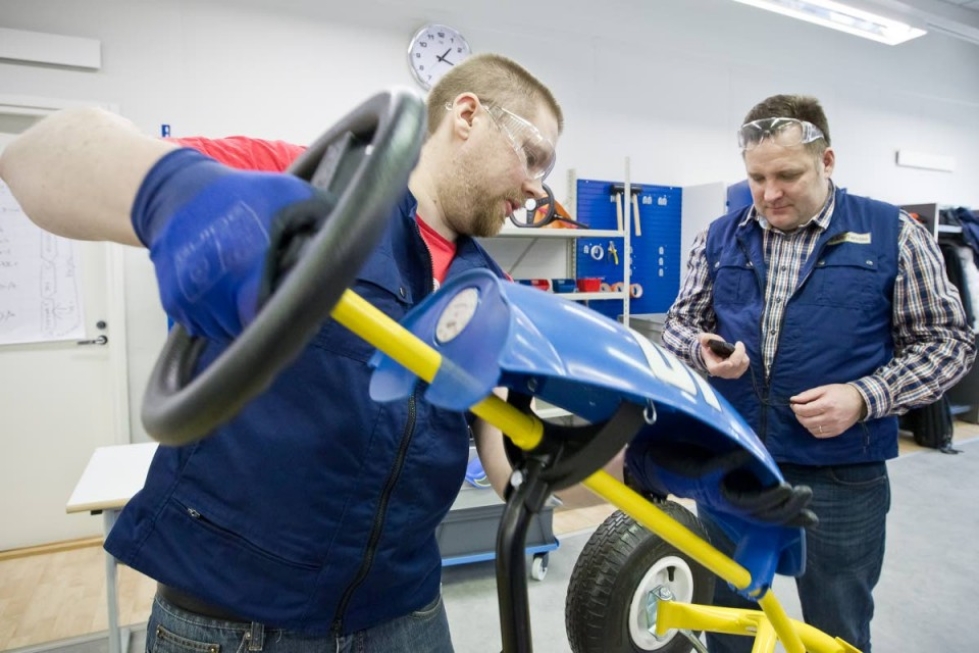 Timo Kontu (vas.) ja Timo Pakarinen opettelivat tehokkaampia tehdastyöskentelytapoja polkuautojen avulla Sunprofilen mallin mukaan.