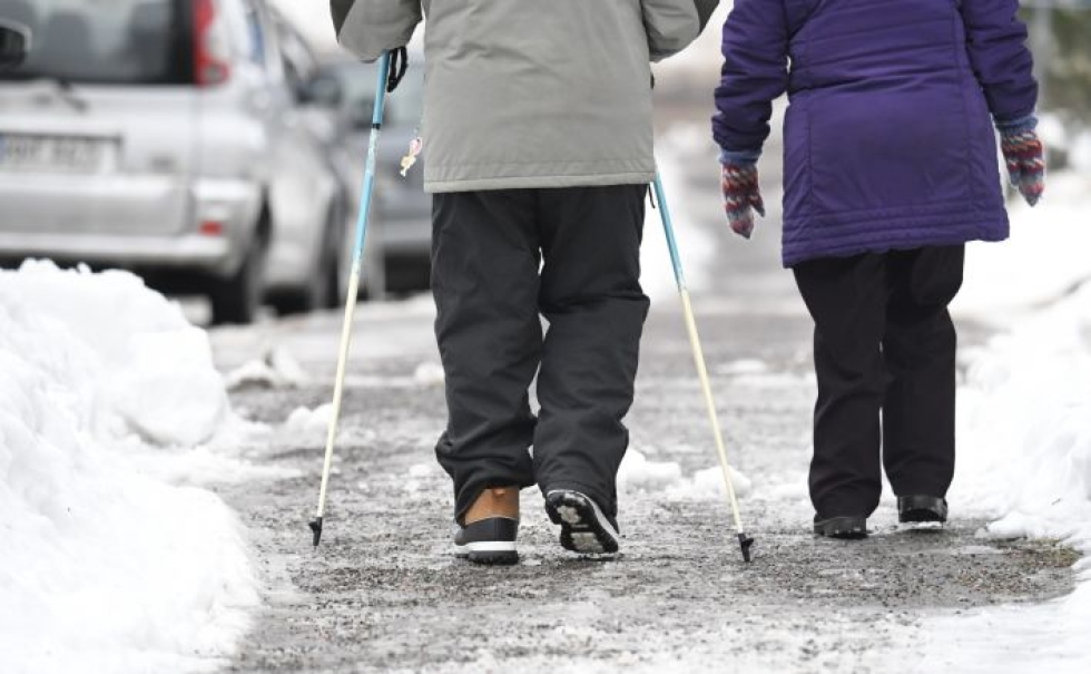 Espoossa viikonloppuna jalankulkijat saivat kävellä hiekoitetulla kävelytiellä. LEHTIKUVA / Heikki Saukkomaa