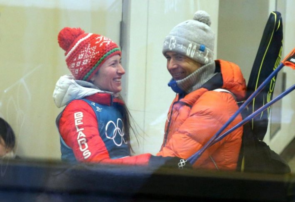 Björndalen jäi ulos joukkueesta myös olympialaisissa, mutta pääsi kisoihin mukaan vaimonsa Darja Domrachevan joukkueen mukana.