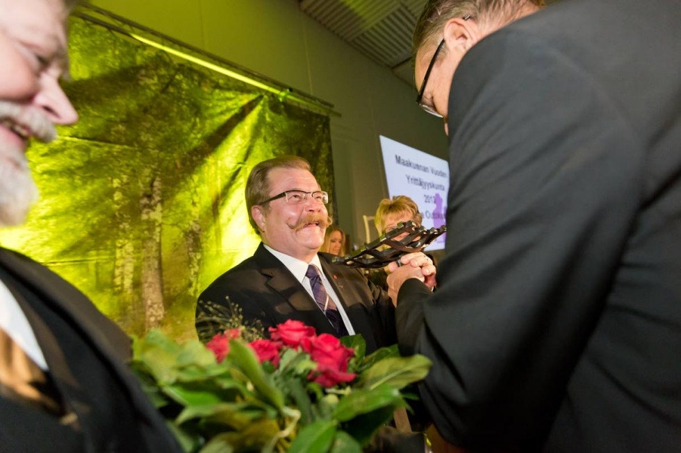 Outokummun kaupunginjohtajalla Pekka Hyvösellä (kuvassa kesk.) oli syytä hymyyn. Outokumpu valittiin jo toisen kerran vuoden yrittäjyyskunnaksi Pohjois-Karjalassa.
