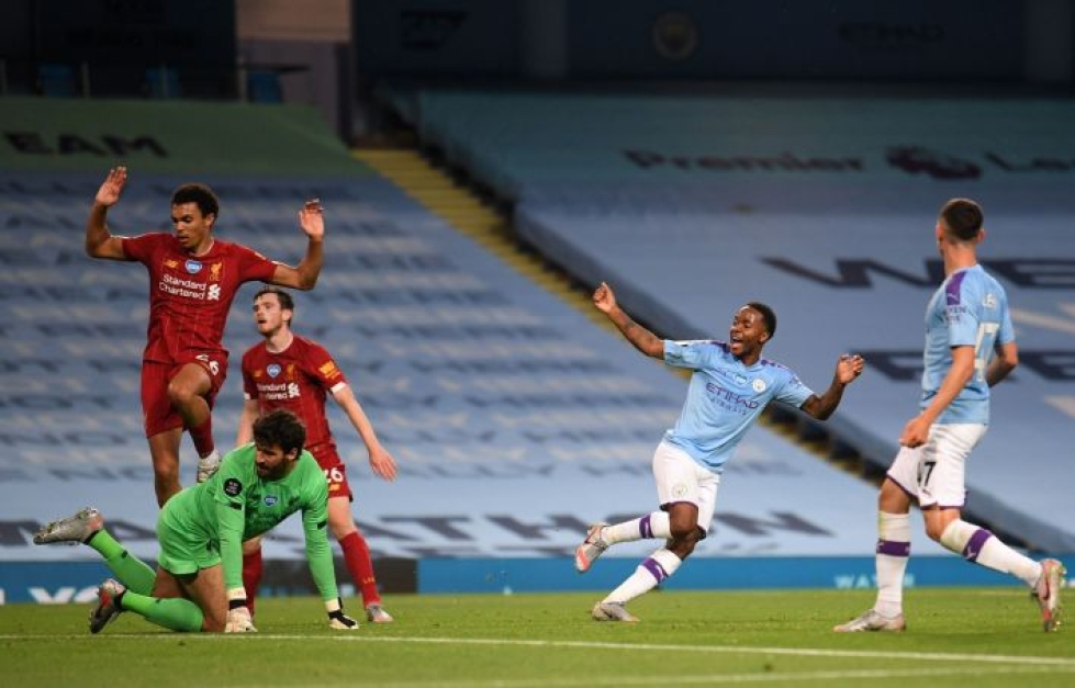 Manchester Cityn Raheem Sterling (keskellä) laukoi joukkueensa toisen maalin Liverpoolia vastaan.  LEHTIKUVA / AFP