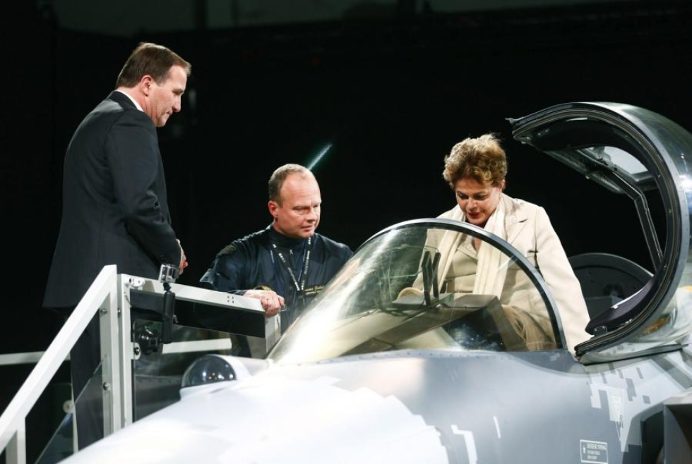 Brasilian sittemmin hyllytetty presidentti Dilma Rousseff kokeili uuden JAS 39E Gripen -hävittäjän ohjaamoa Ruotsin-vierailullaan vuonna 2015. LEHTIKUVA/AFP