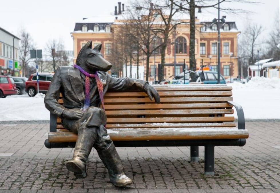 Karjalaisen lukijat äänestivät Joensuun keskustassa kävelykadulla istuskelevan Kosiosuden selväksi voittajaksi julkisten taideteosten äänestyksessä.