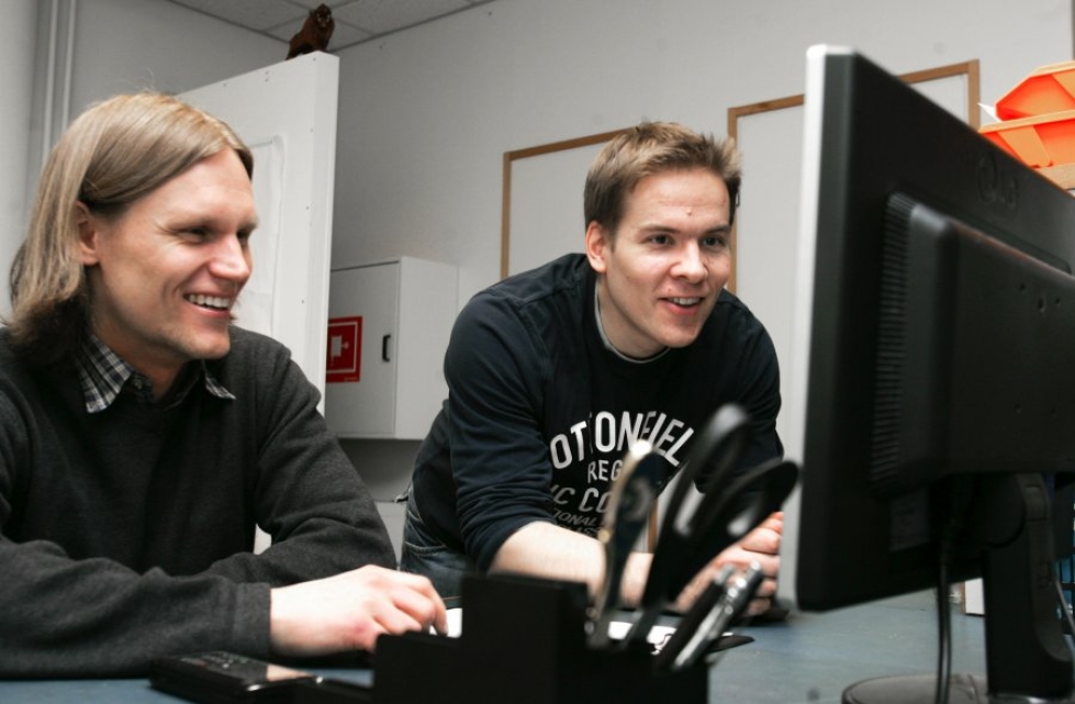Petteri Hannosen (vas) ja Florian Bergerin perustamalla uutissivustolla on yli 315 000 viikoittaista kävijää. Kuva vuodelta 2009. 