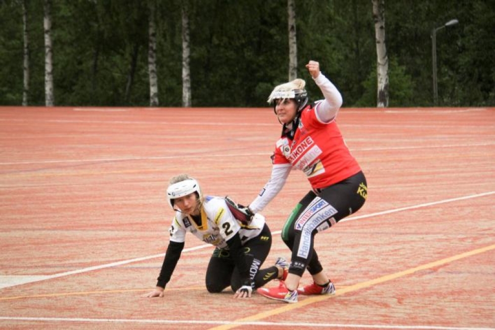 JoMan ykkösvahti Henna Hakulinen (kuvassa) ja lukkari Hanna Toivanen tekivät tärkeän kärpäspalon SiiPen Roosa Lappalaisesta ykköspesältä viimeisessä vuoroparissa.