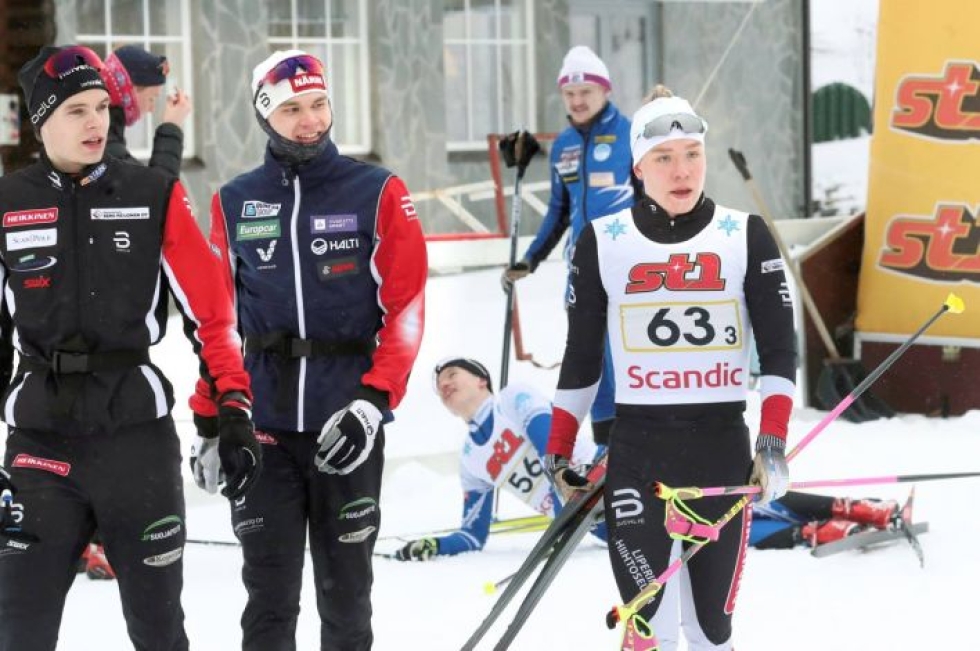 Veeti Pyykkö (oik.) oli mukana saavuttamassa Liperin Hiihtoseuralle nuorten SM-hopeaa viestistä viime helmikuussa Kontiolahdella.