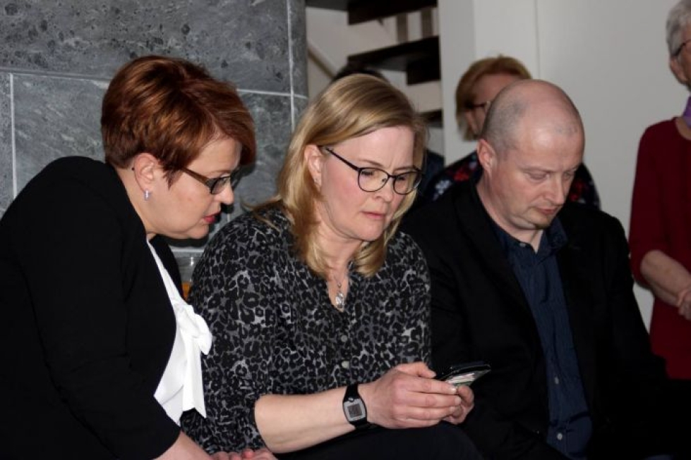 Anna Vauhkonen, Hanna Huttunen ja Erkki Räsänen odottivat eduskuntavaalien ennakkoääniä viime keväänä.