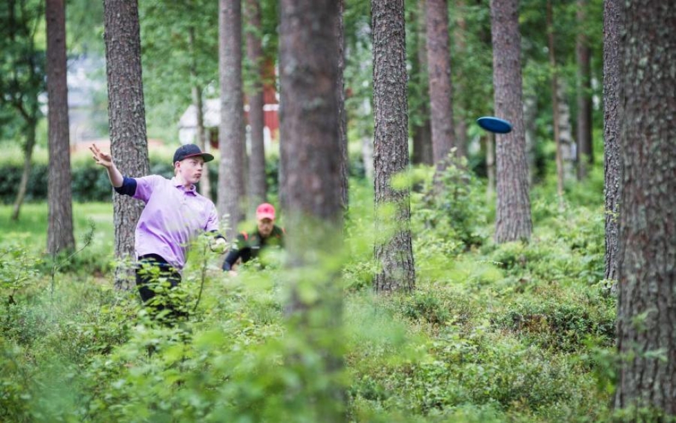 Pohjois-Karjalan suurimmassa frisbeegolfkilpailussa miesten avoimen kisan voiton vei Savoon Vuorelan Veikkojen Jesse Nieminen, 17.
