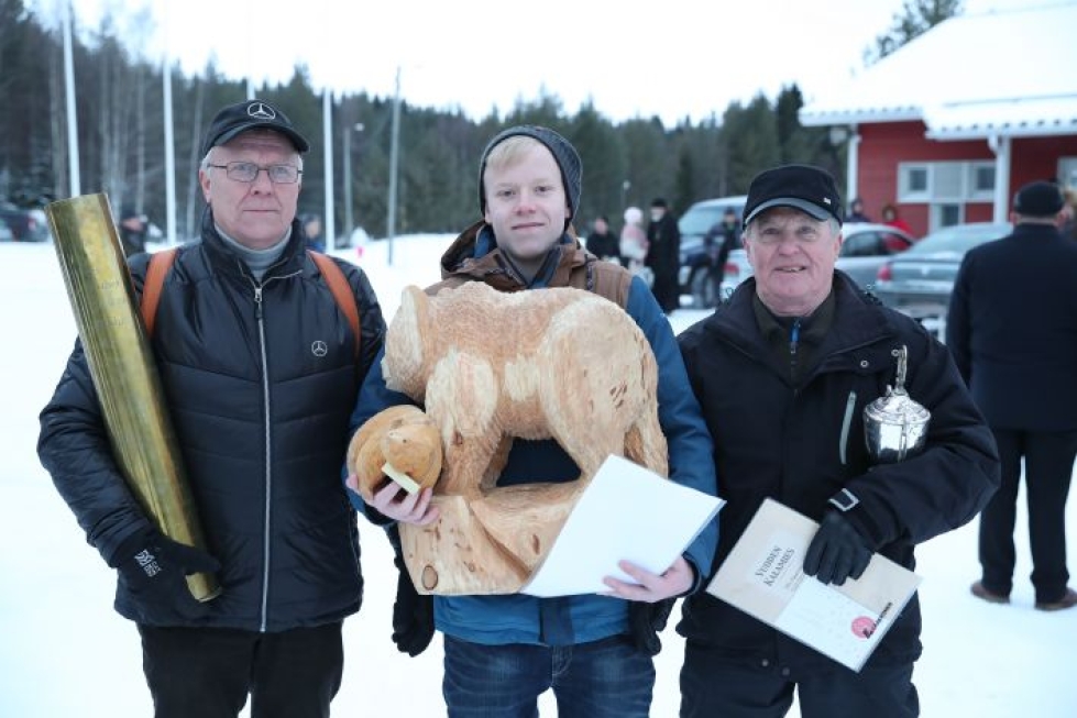 Ari Holopainen (vas.), Aapo Oinonen ja Otto Huovinen palkittiin Erätulilla lauantaina esimerkillisinä ja innokkaina eränkävijöinä.