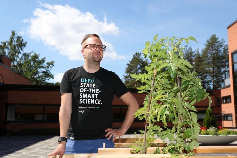 Ville Tahvanainen, 28, on kasvattanut tomaatintaimet kokonaan alusta asti.