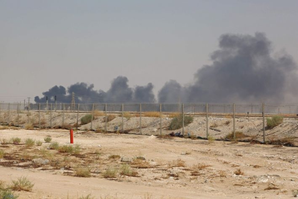 Drone-iskut sytyttivät tulipaloja kahdessa valtiollisen Saudi Aramco -yhtiön laitoksessa varhain lauantaiaamuna. LEHTIKUVA / AFP