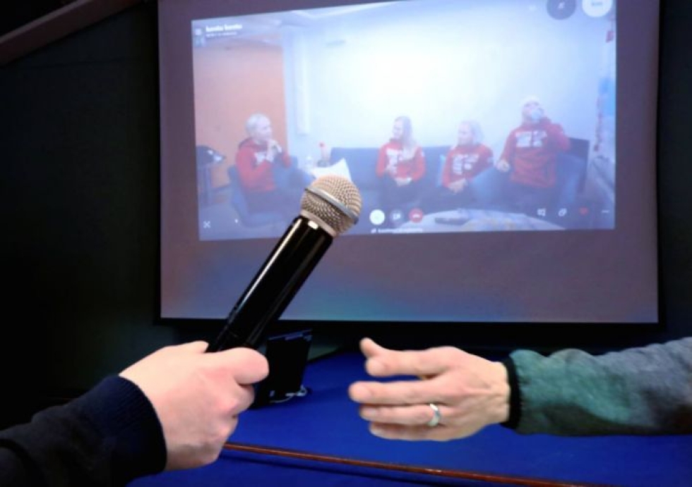 Mikrofoni kiersi mediahuoneessa, ja urheilijat vastasivat etäyhteyden välityksellä.