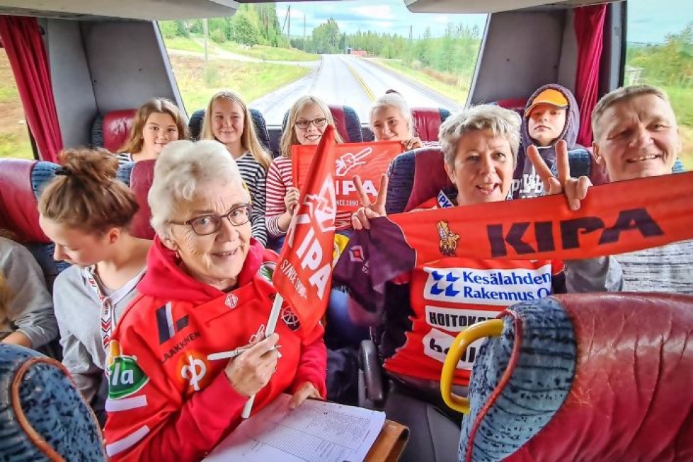Samu-Kalle Varosen mummo Marja-Liisa Varonen poimi eilen miehensä kanssa viisi sankollista puolukoita vietäväksi kouvolalaiseen dementiakotiin. Sankot ovat mukana KiPan fanibussissa.