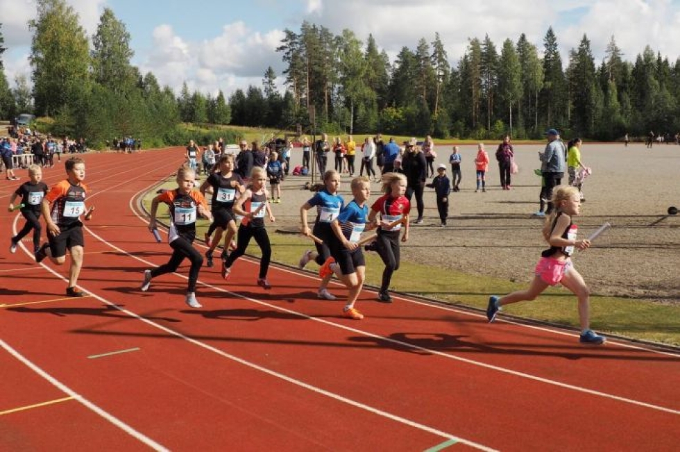 11-vuotiaiden tyttöjen ja poikien 4 x 600 metrin viesti on startannut Pyhäselän Urheilijoiden Heini Kurosen johdolla.