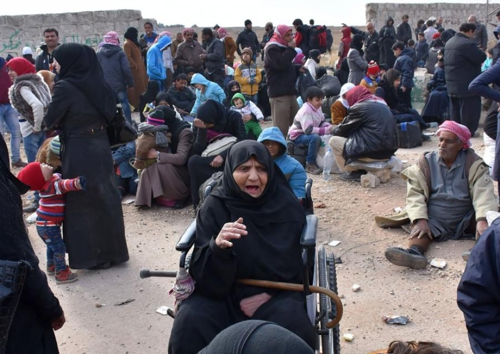 Syyrialaisperheet pakenevat Alepposta. LEHTIKUVA/AFP