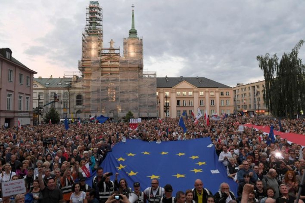 Varsovassa osoitettiin heinäkuussa mieltä korkeimman oikeuden tuomareiden puolesta. Lehtikuva/AFP