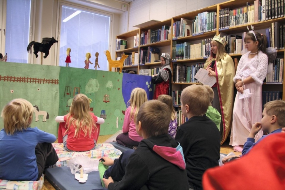 Kiteen Arppen koulun 4a-luokkalaiset ovat syksyn aikana esitelleet kirjastoa Kiteen ekaluokkalaisille.
