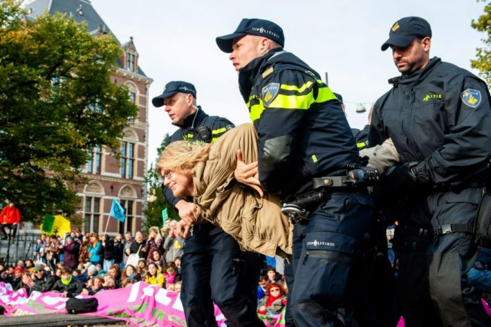 Maanantaina poliisi otti Amsterdamissa kiinni 80 aktivistia taidemuseo Rijksmuseumin edessä. LEHTIKUVA/AFP