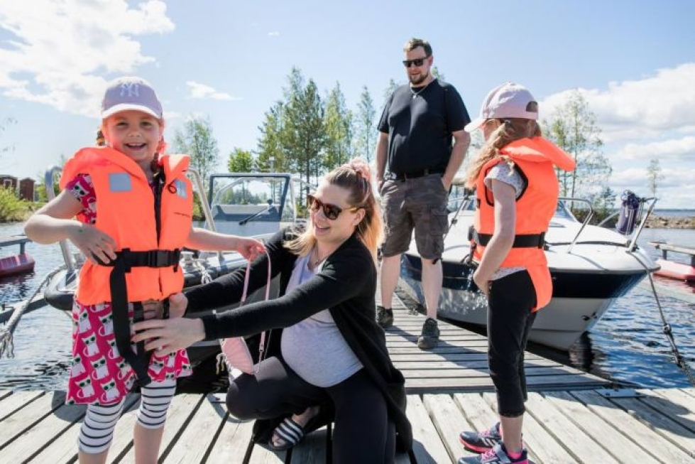 Marianne Lepikkö ja Sami Patronen lähtivät kesän ensimmäiselle veneretkelle Pyhäselälle tyttäriensä Nomin (vasemmalla) ja Ivien kanssa.