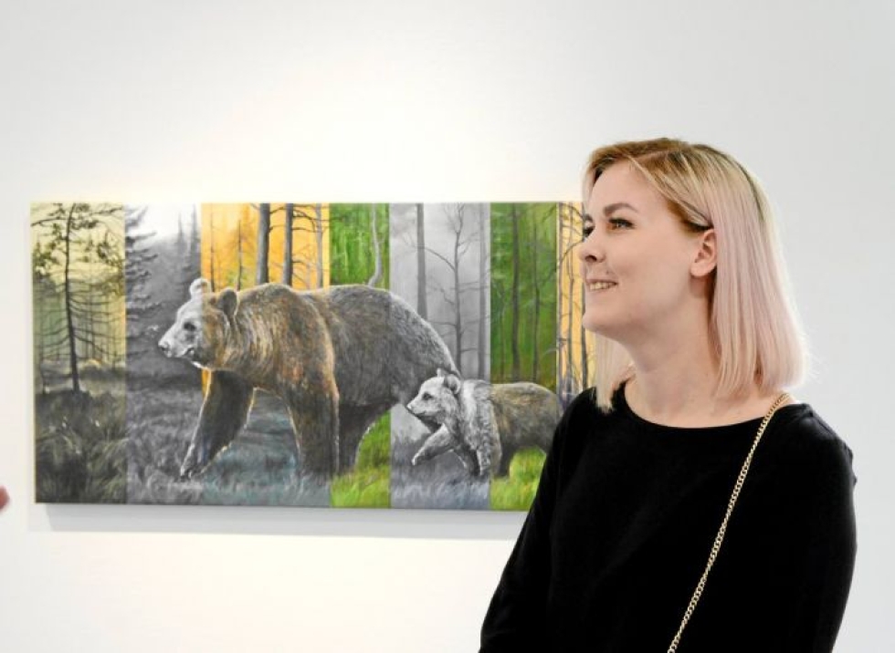 Jasmina Ijäs on Salmelan kesän 2019 nuori taiteilija. Teos Jalanjäljissä.