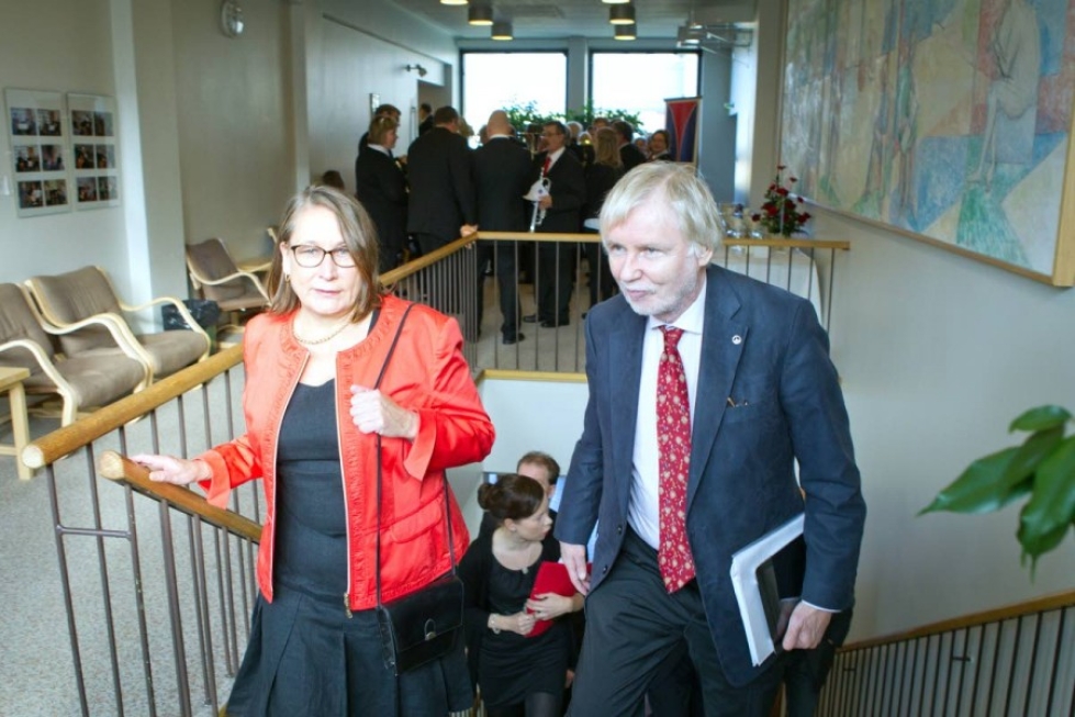 Kansanedustaja Riitta Myller ja ulkoministeri Erkki Tuomioja saapumassa Joensuun työväenyhdistyksen  juhlaan Joensuun konservatoriolla.