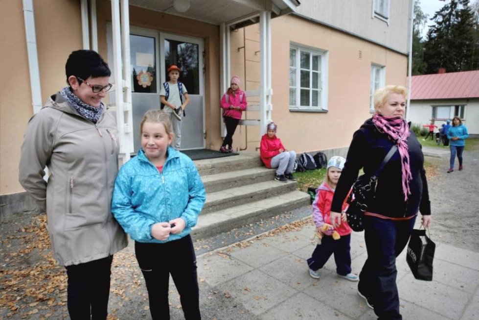 Tiina Karvinen Jenna-tyttärensä kanssa ja Jonna Reijonen Pihla-tyttärensä kanssa ovat tyytyväisiä Salokylän vanhempainrenkaan toimintaan.  Myös isiä on saatu mukaan.