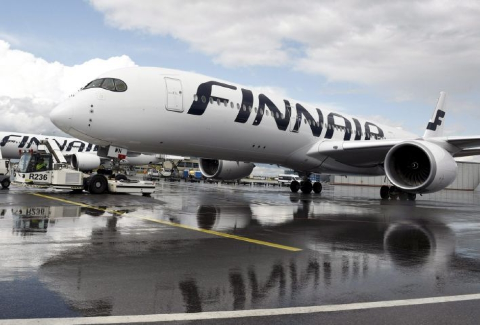 Finnairin kone oli lähdössä Madridista Helsinkiin, kun koneesta poistettiin kiinalainen matkustaja, jonka ruumassa olleista matkatavaroista oli löytynyt runsaasti rahaa. LEHTIKUVA / MARTTI KAINULAINEN