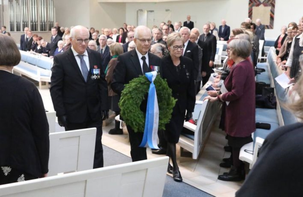 Seppo Pulkkinen (vas.), Juho Pehkonen ja Rauha Turunen kantoivat kirkkopäivän päiväjuhlan aluksi seppeleen kaatuneiden muistomerkille.