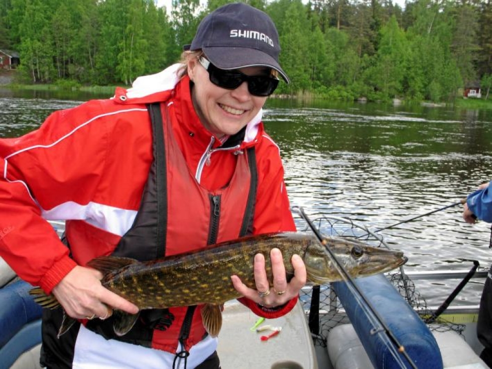 Katriina Partanen pääsi kalastuksen makuun kymmenen vuonna sitten Keski-Suomessa ja sai saalistakin. "Kerta on tosin jäänyt aikuisikäni ainoaksi kalastuskokemukseksi."