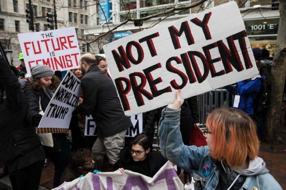 "Ei minun presidenttini", lukee Trumpia vastustavan mielenosoittajan kyltissä. LEHTIKUVA/AFP