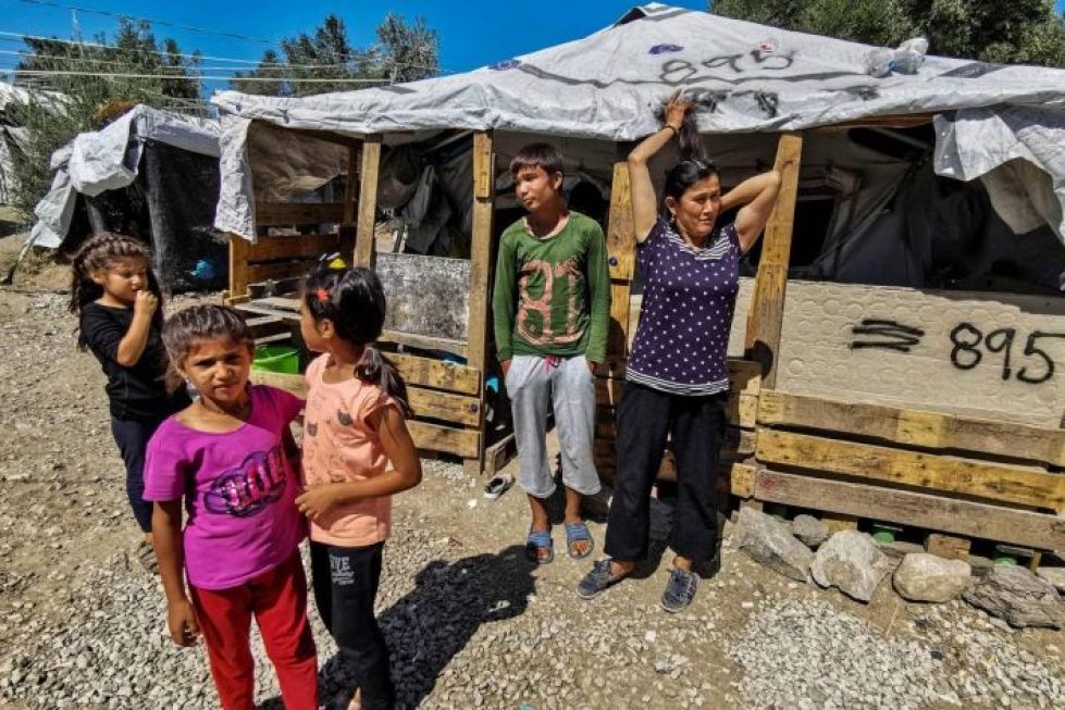 Lesbokselle tuli viime torstaina yli 600 pakolaista Turkin puolelta. Pakolaisperhe kuvattuna perjantaina saarella sijaitsevalla Morian pakolaisleirillä.