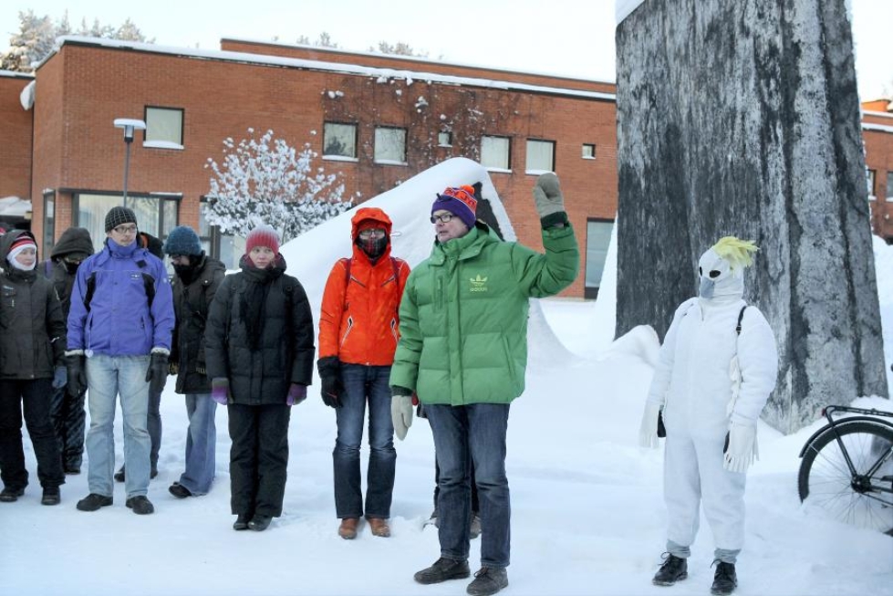 Itä-Suomen yliopiston Joensuun kampuksella osoitettiin mieltä perjantaina ilmoitetuille irtisanomisille.