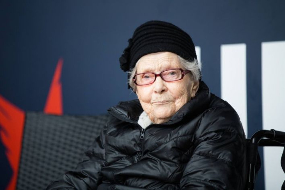 Elma Jormakka, 96, pelasi nuoruusvuosinaan pesäpalloa, mutta lopetti sen mentyään naimisiin.