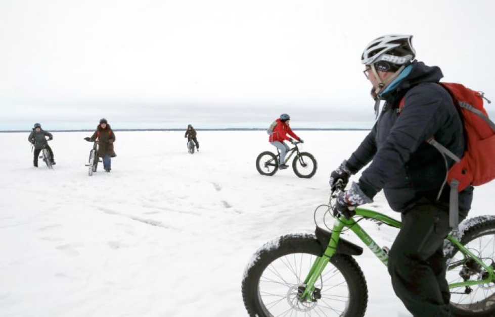 Fatbike-pyöräily Pyhäselän jäällä oli monelle konferenssin osallistujalle eksoottinen kokemus. Markku Pyykkönen valvoo tilannetta viran puolesta.