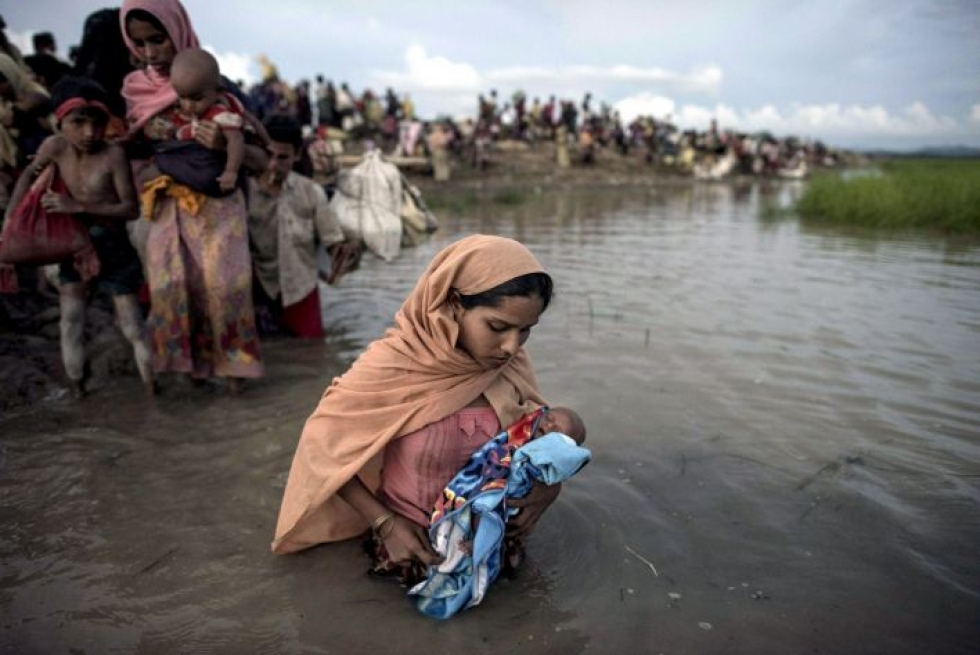 Rohingya-pakolaisia syksyllä 2017 Myanmarin ja Bangladeshin välisellä joella. LEHTIKUVA/AFP