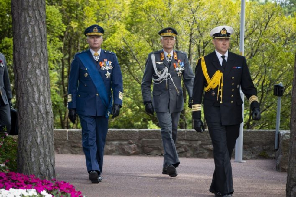 Nykyinen komentaja, kenraali Jarmo Lindberg (vas.) luovuttaa Puolustusvoimat kenraaliluutnantti Timo Kiviselle. LEHTIKUVA / Roni Lehti