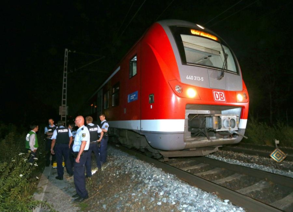 17-vuotias afganistanilaistaustainen mies hyökkäsi kirveen ja veitsen kanssa ihmisten kimppuun junassa Würzburgin kaupungissa myöhään eilen. Lehtikuva/AFP.