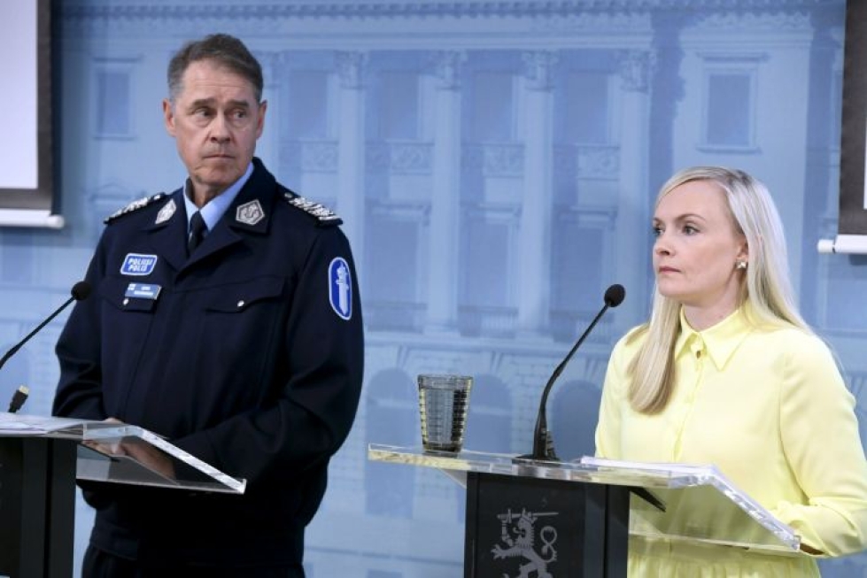 Poliisiylijohtaja Seppo Kolehmainen ja sisäministeri Maria Ohisalo (vihr.) kertoivat, että poliisilla on ollut korona-aikana erityinen huoli lasten ja nuorten syrjäytymisestä. LEHTIKUVA / HEIKKI SAUKKOMAA