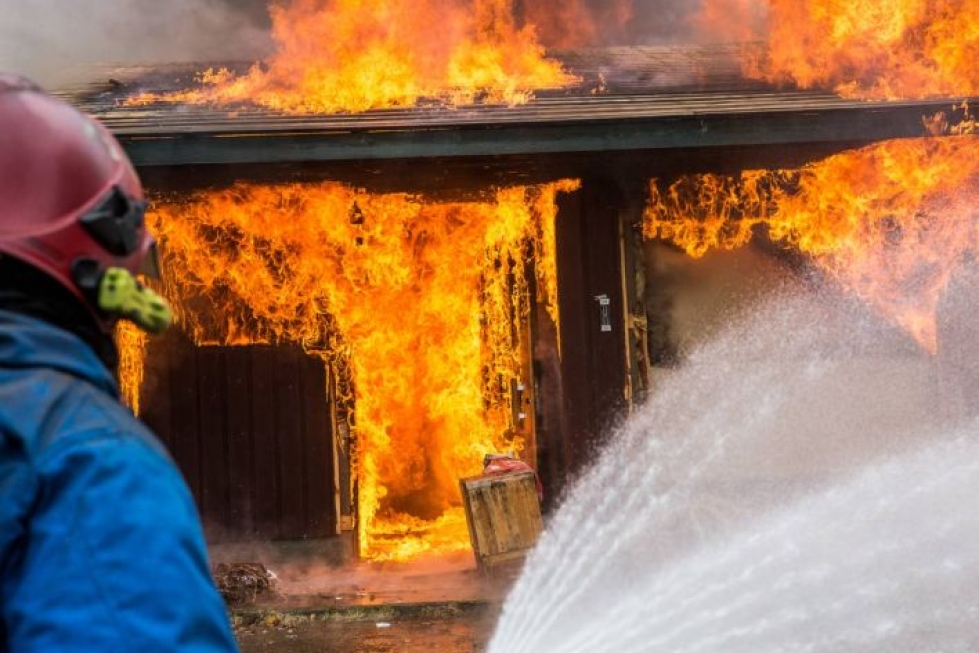 Pohjois-Karjalan pelastuslaitos harjoitteli palavan talon sammuttamista Hammaslahdessa keväällä 2017.