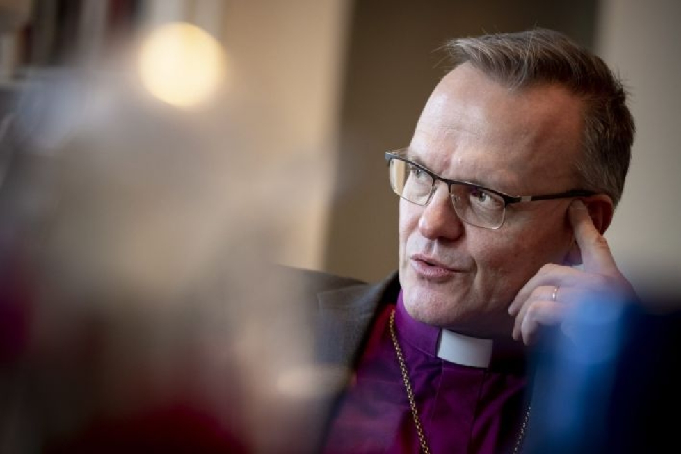 Ihmisellä on oikeus iloon myös koronakriisin aikana, muistuttaa arkkipiispa Tapio Luoma STT:n haastattelussa pääsiäisen alla. LEHTIKUVA / RONI LEHTI