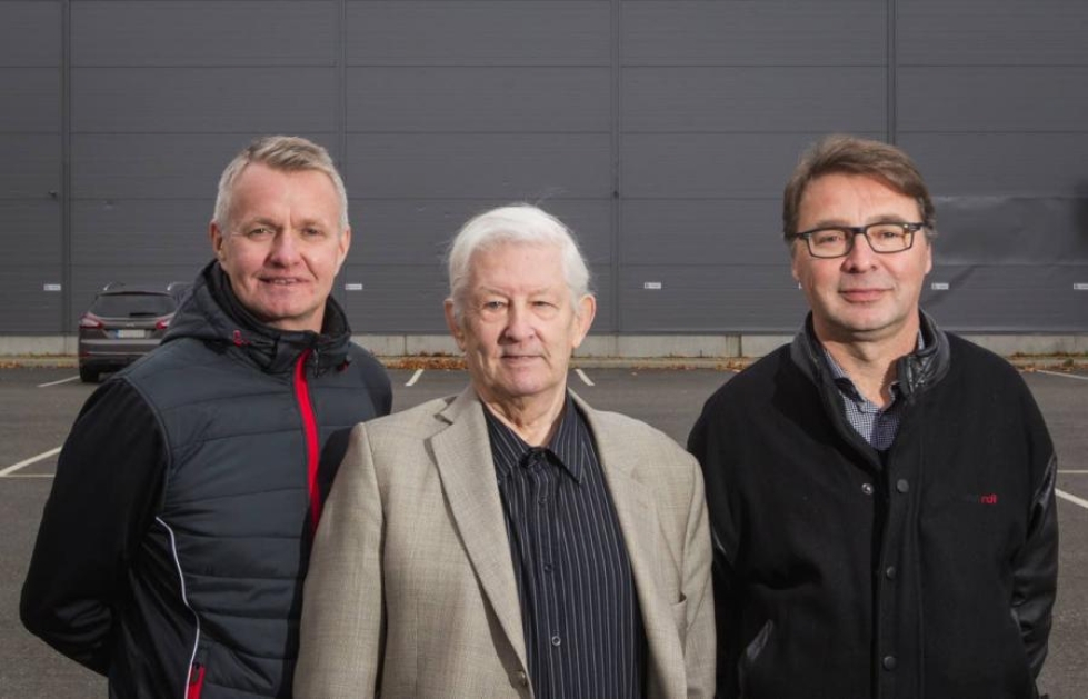 Mika Vähäniitty (vas.), Mauri Haapalainen ja Jarmo Mustonen poseerasivat parkkipaikalla, jonka kohdalle uuden Urho Heikkisen mukaan nimetyn harjoitushallin on määrä nousta.