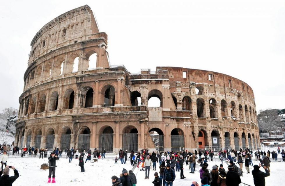 Colosseum on pahasti vauroitunut. Lumi on aiheuttanut lisäharmia.