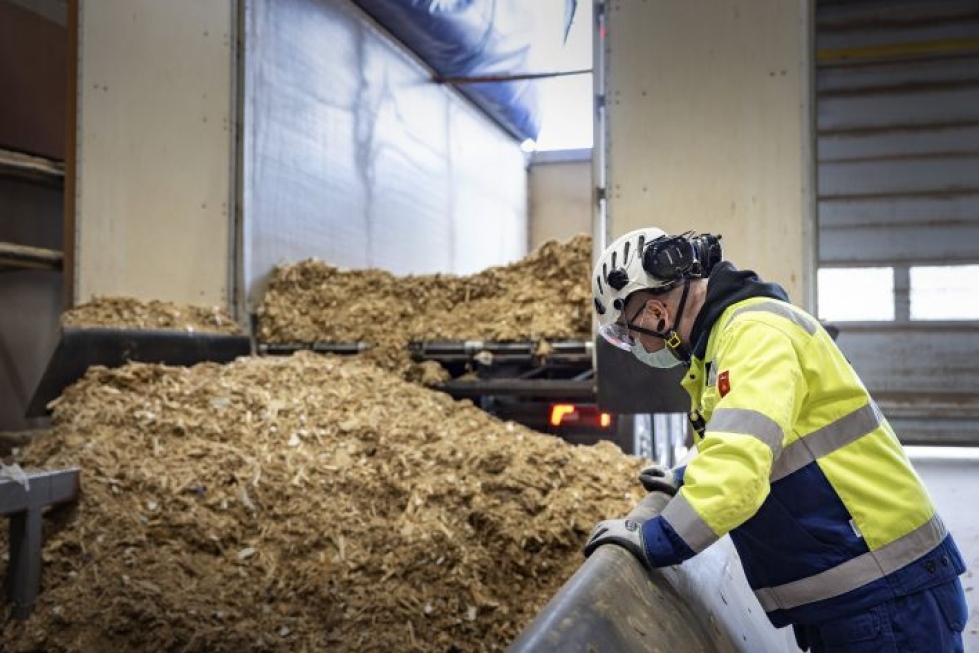 Polttoainemestari Lauri Honkola tarkastaa Lahti Energian Kymijärvi 2 - voimalaan saapunutta purkupuulastia. Viidennes laitoksen tarvitsemasta jätepuusta tuodaan ulkomailta.