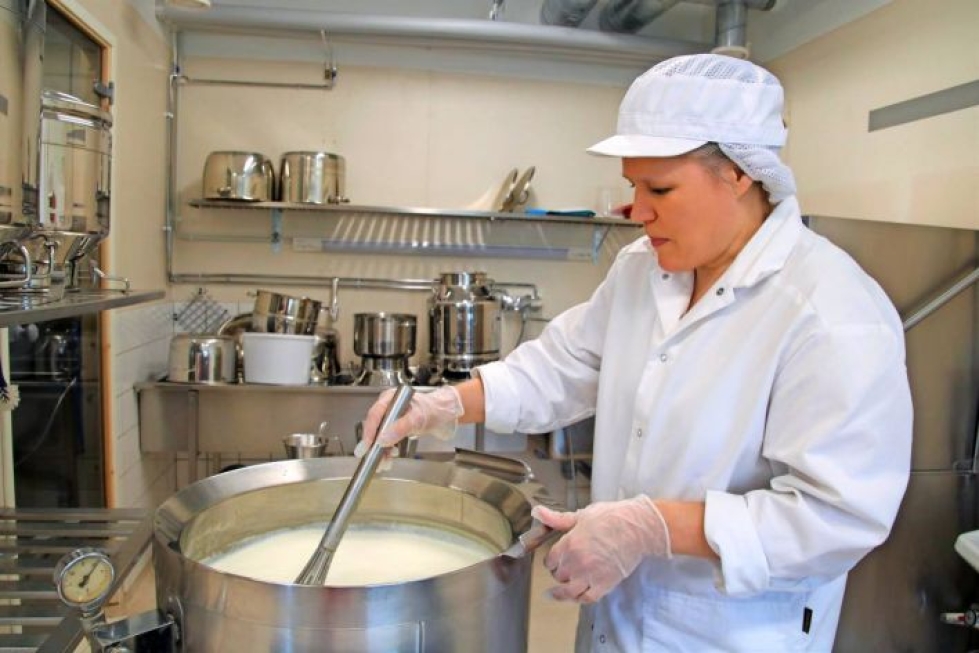 Tanja Surma sai toivomansa tilat pienmeijerille Puhoshallista Kiteeltä. Hän tekee lähitilojen maidosta muun muassa jugurtteja ja tuorejuustoja.