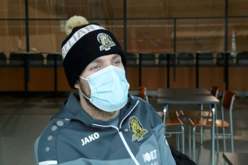 Uransa päättävä Hurmoksen passari Tuomas Karjalainen kertoo, että maskin alta rehottava parta saattaa lähteä keskiviikon pelin jälkeen.