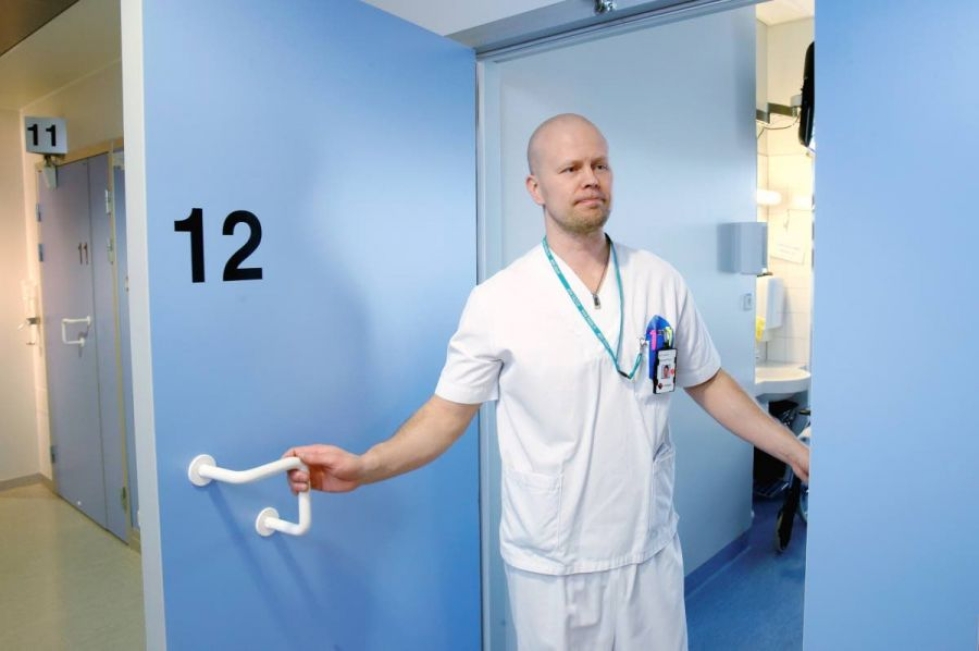 Perttu Räty on työskennellyt Pohjois-Karjalan keskussairaalan keuhko-osastolla 16 vuotta. Hän on osaston ainoa vakituinen miessairaanhoitaja.