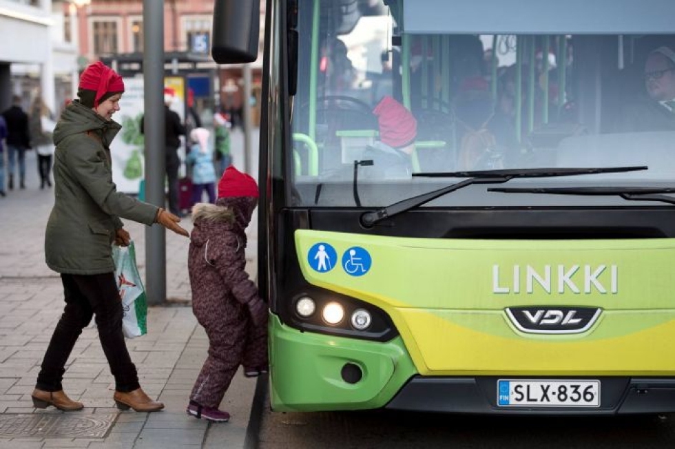 Jyväskylässä on useana vuonna kampanjoitu joukkoliikenteen puolesta siten, että joulun alla pääsee matkustamaan ilmaiseksi busseissa tonttulakki päässä. Hauskoilla kampanjoilla luodaan myönteistä mielikuvaa ja tuotetaan samalla tietoa asukkaille kaupungin ilmastotavoitteista.